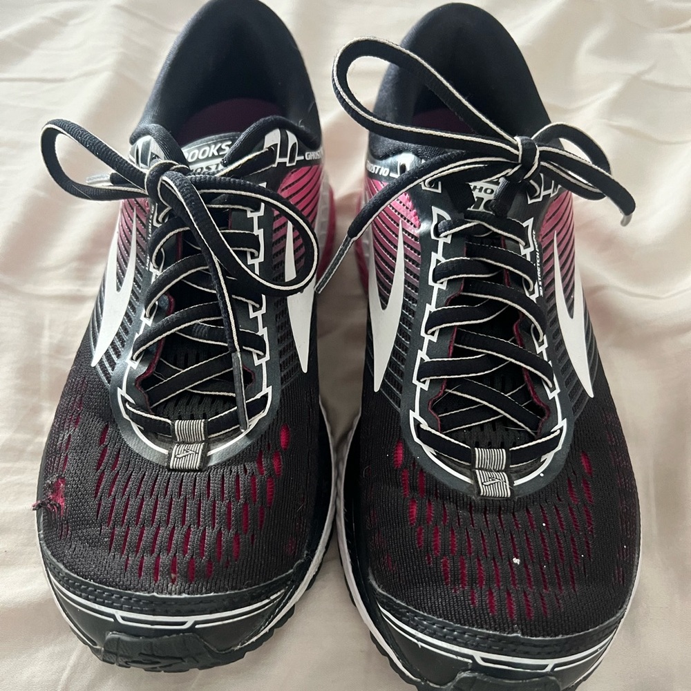 Brooks Ghost 10 Womens running shoes size 7.5 black and pink